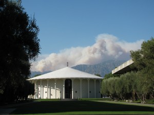 Bâtiment de la chapelle blanche sur le campus de CalTech avec une toile de fond de montagnes.