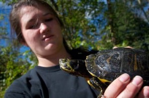 Um estudante universitário com uma tartaruga de estimação.