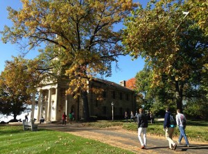 Studenci spacerujący wewnątrz kampusu Principia College.